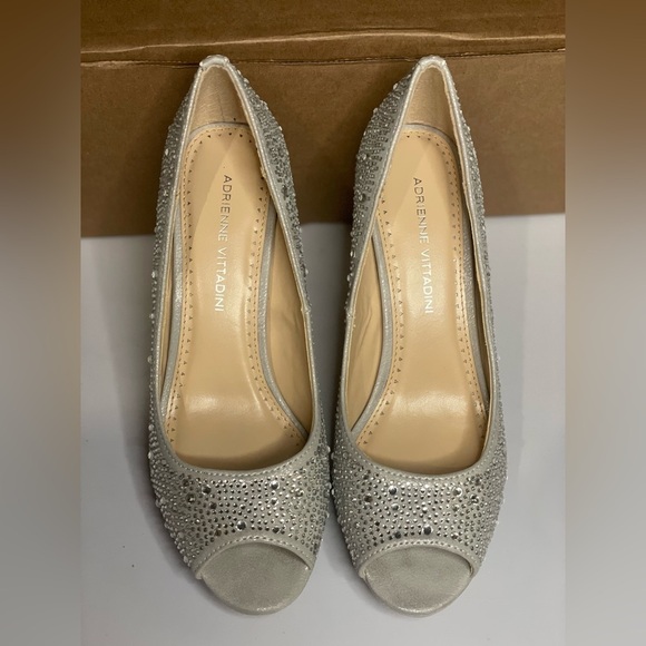 Adrienne Vittadini Women's Gervin beaded upper silver Pump size 6.5 - Picture 8 of 10
